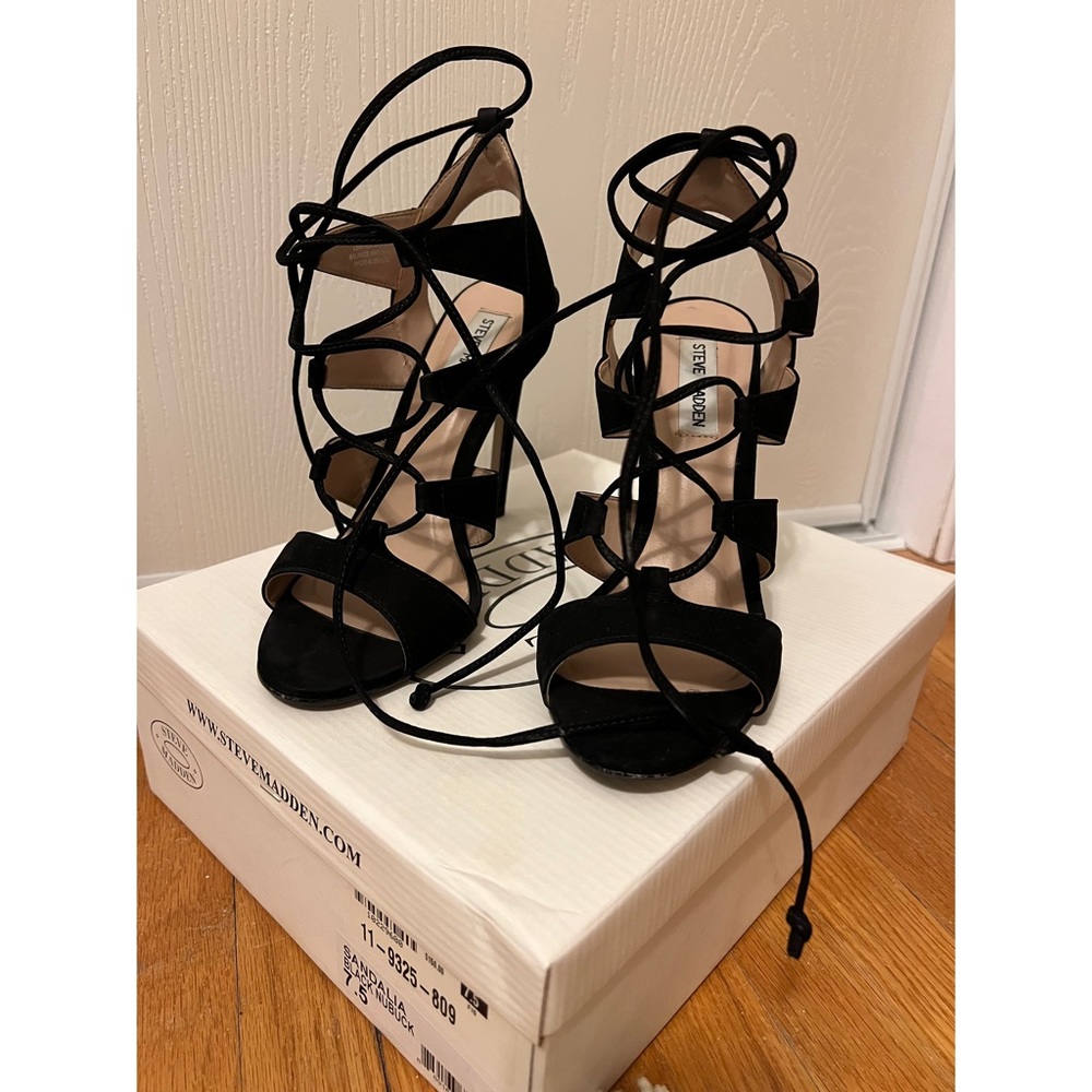 Steve Madden Sandalia Strappy Sanadal Heels in Nubuck Black